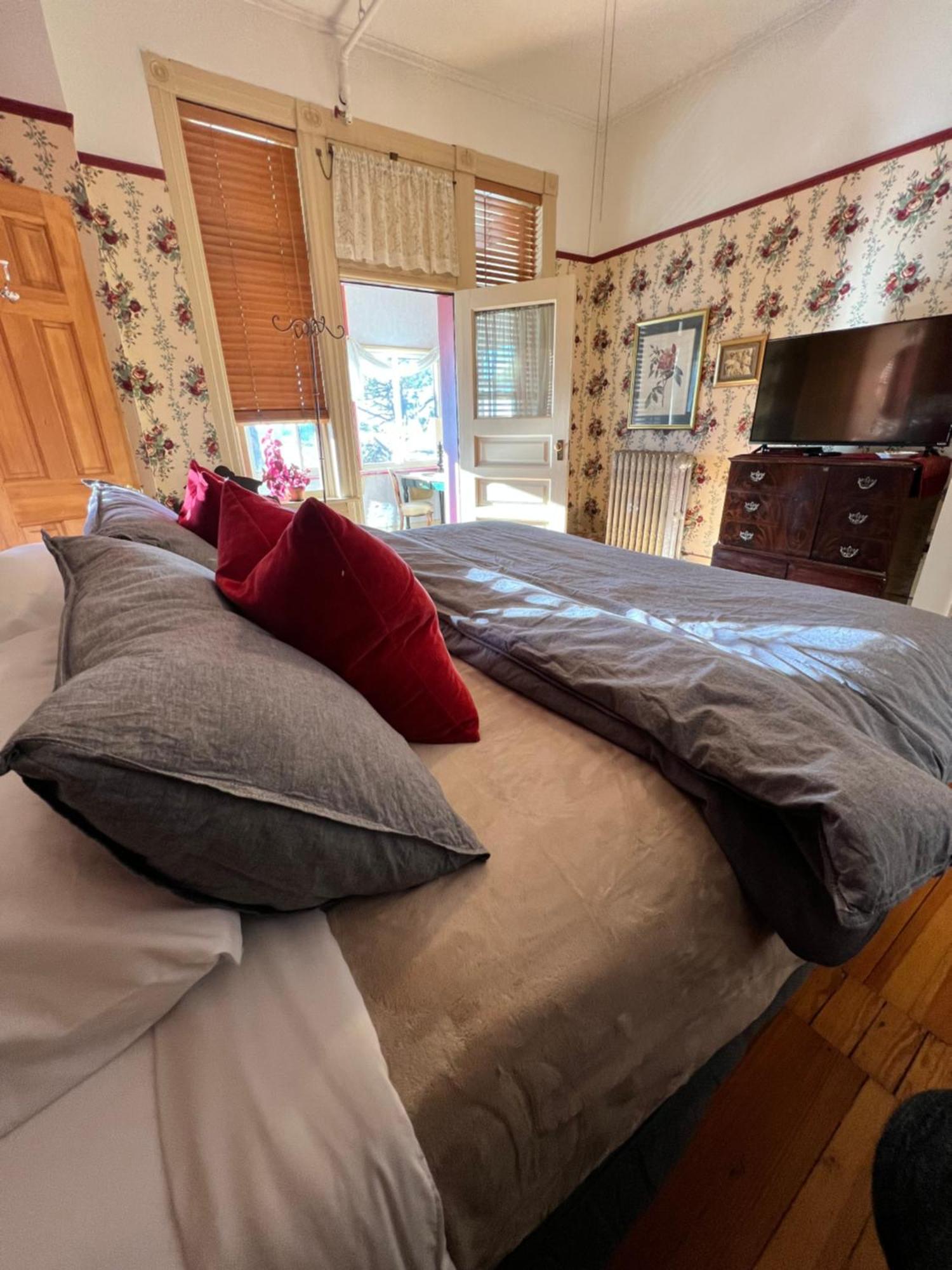 Hotel St Nicholas Крипъл Крийк Екстериор снимка