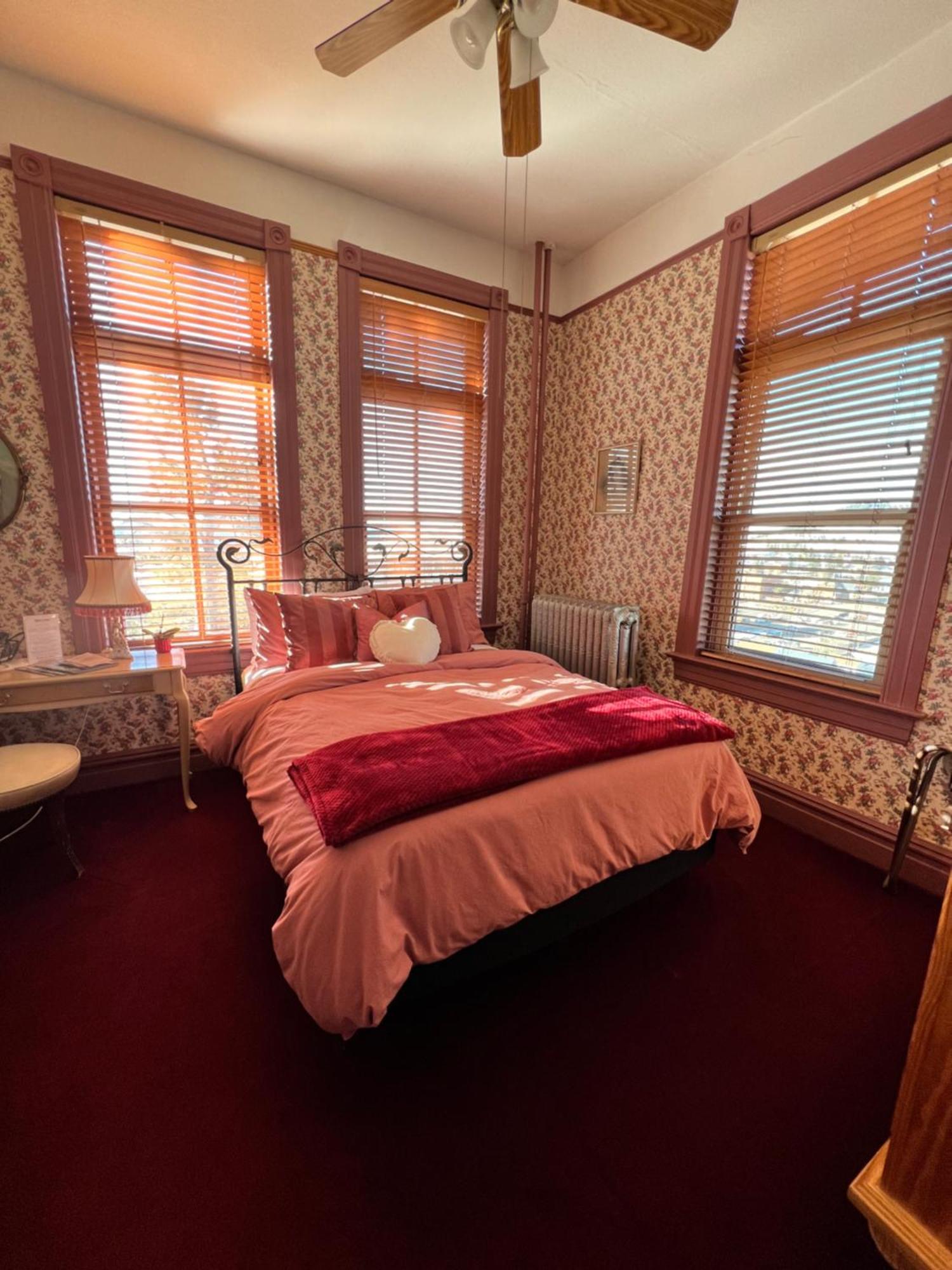 Hotel St Nicholas Крипъл Крийк Екстериор снимка